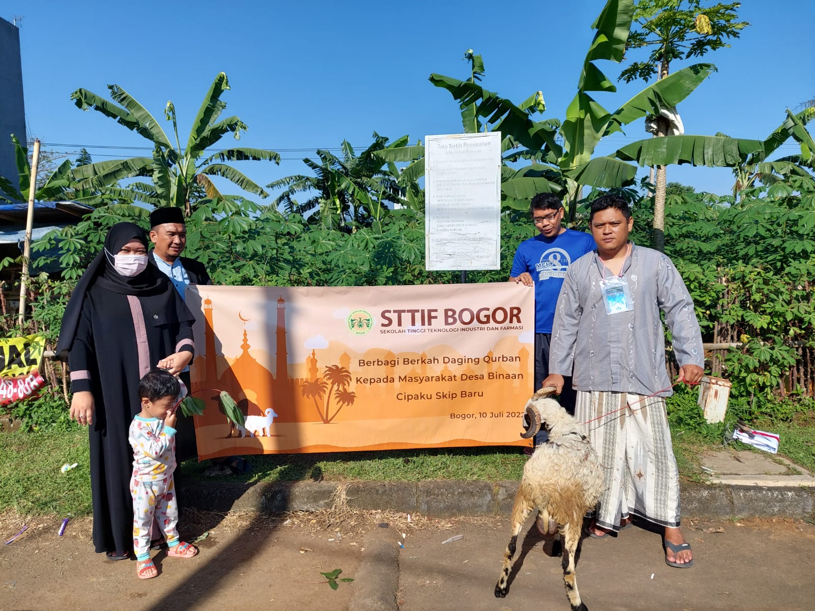 Foto Bersama Qurban STTIF Bogor